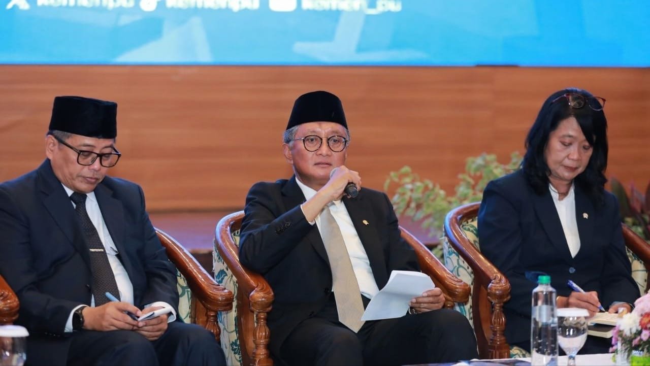 Menteri PU Fody Hanggodo didampingi Wamen Diana dan Sekjen PU Mohamad Zaenal Fatah saat konferensi Pers menyambut kedatangan Presiden Perancis ke Indonesia ( foto: birkom pu)