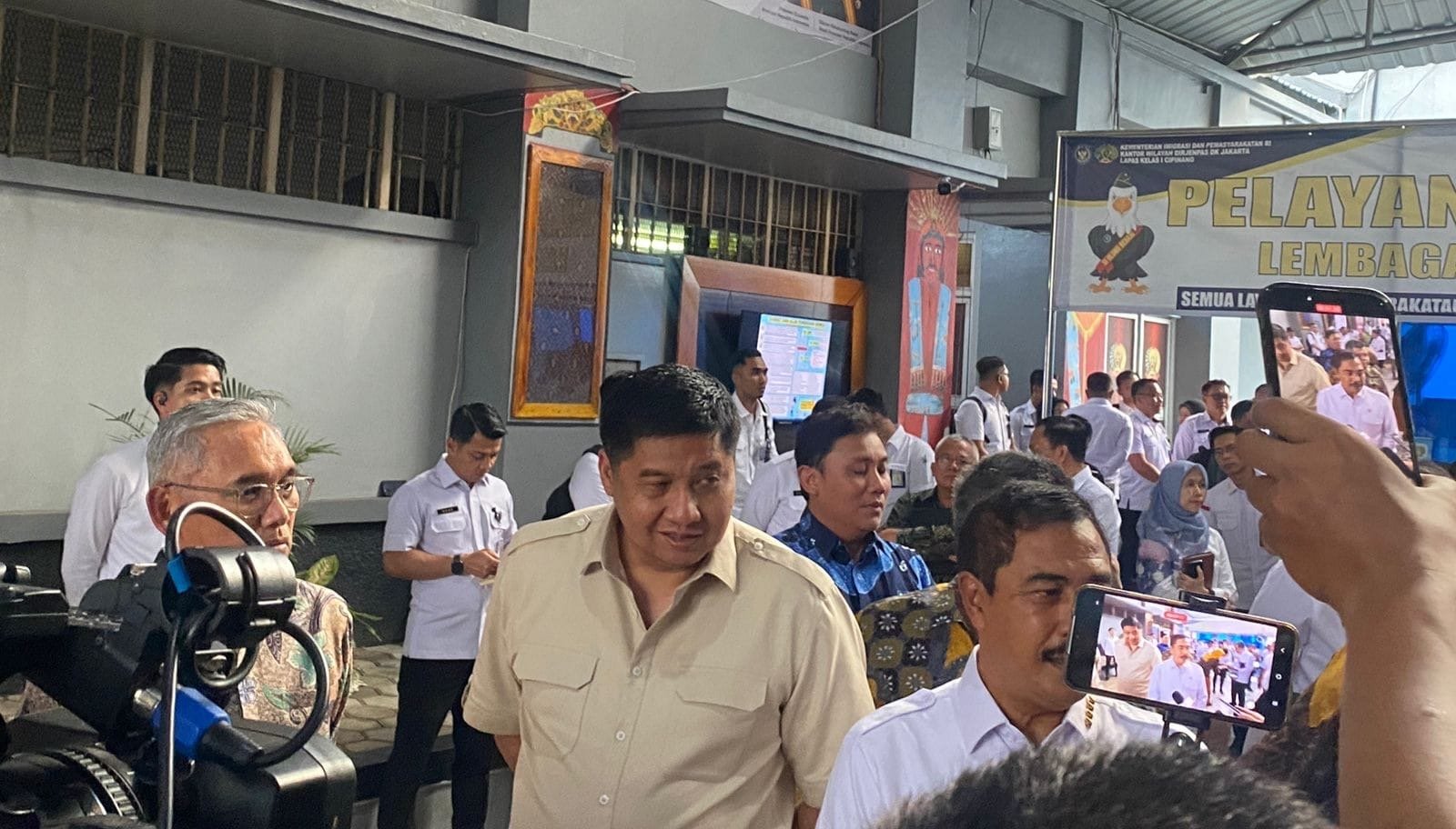 Menteri Ara saat memberikan penjelasan kepada media ttg akan dibangun nya perumahan di tanah Lapas ( foto: SPN/ DD)