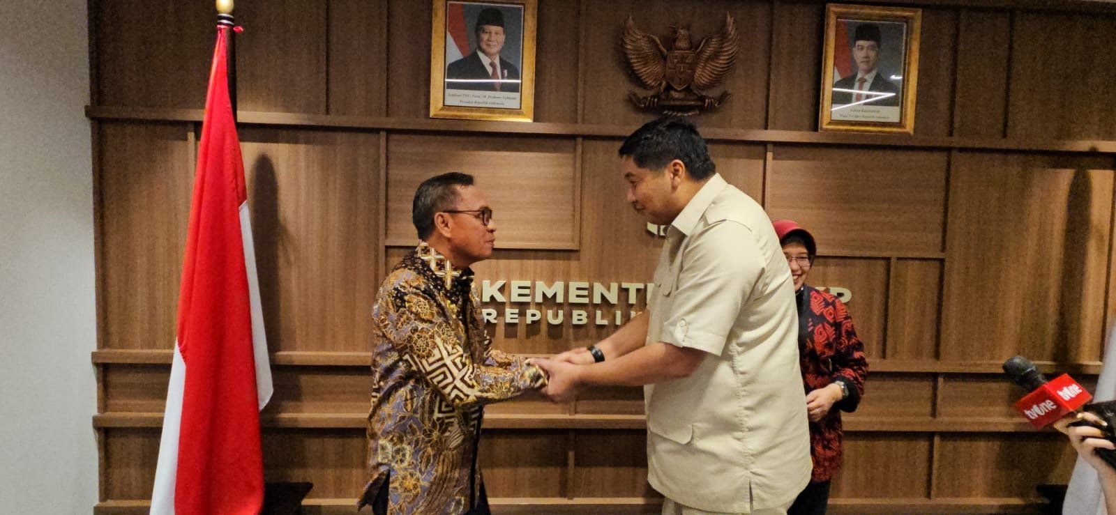 Menteri PKP memberikan selamat kepada Bupati Halmahera tengah Ikram Malan Sangaji ( birkom.pkp/ Ristyan )