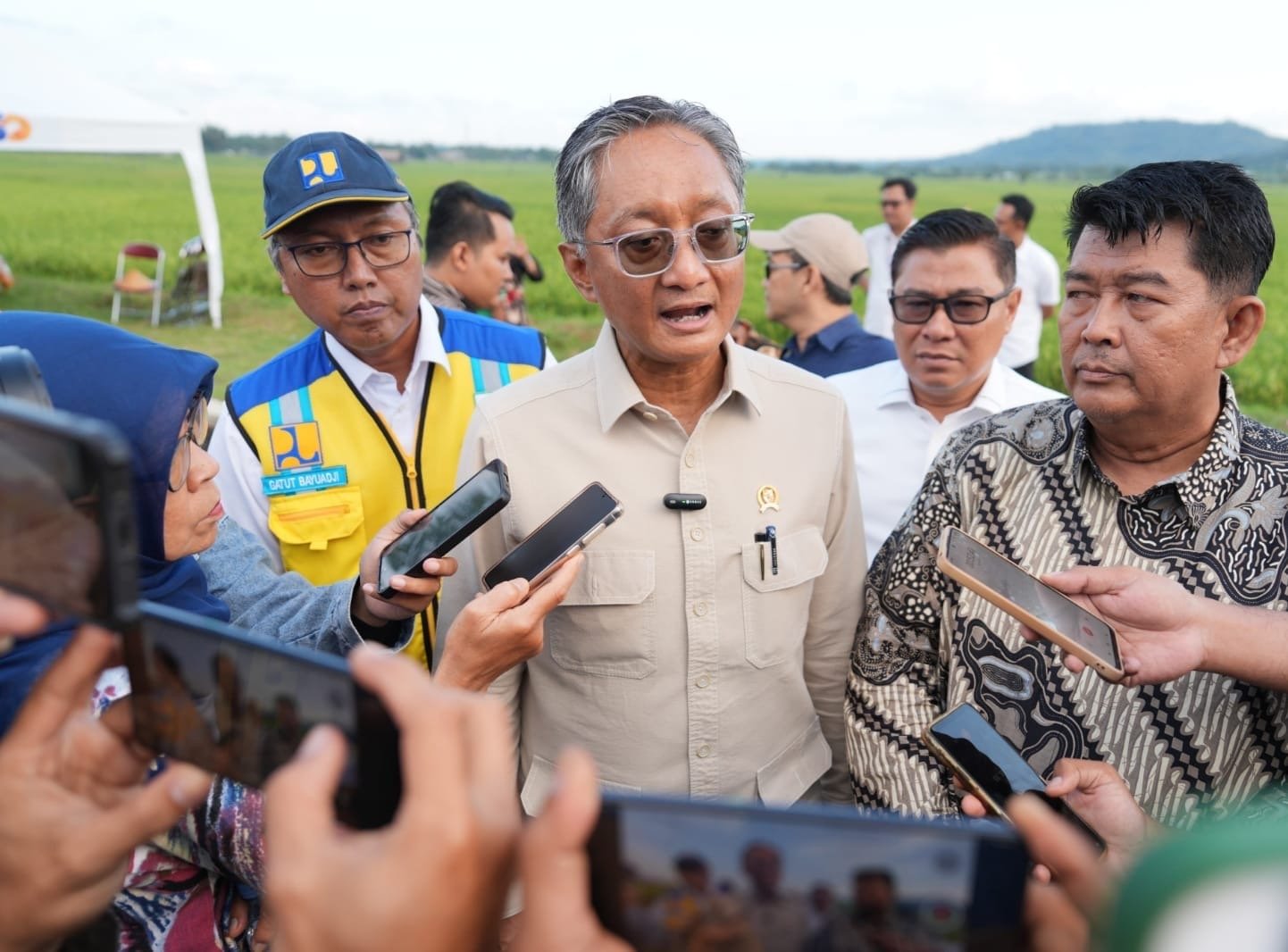 Menteri Dody saat meninjau Daerah Irigasi Kulon Progo Yogyakarta bersama Anggota Kom V DPR-RI, Danang Wicaksana ( foto: birkom pu)