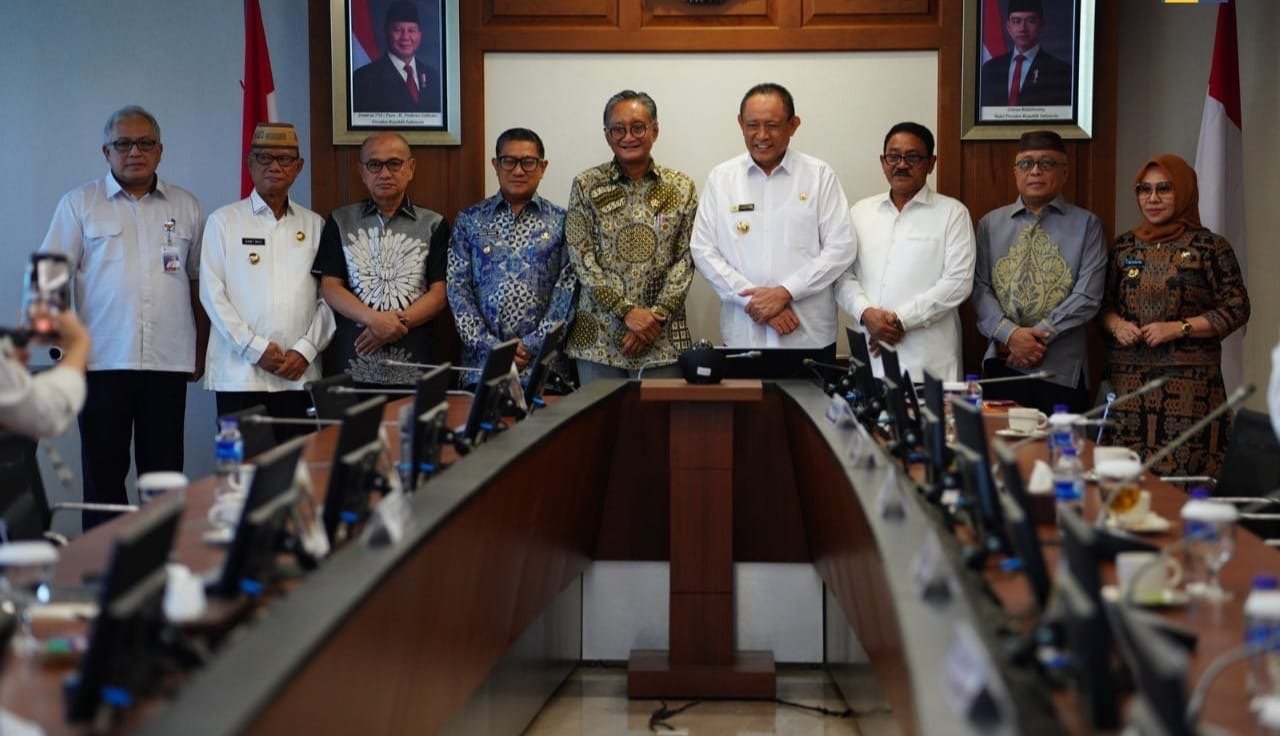 Menteri PU saat menerima Gubernur Gorontalo beserta jajaran nya ( foto: birkom.pu)