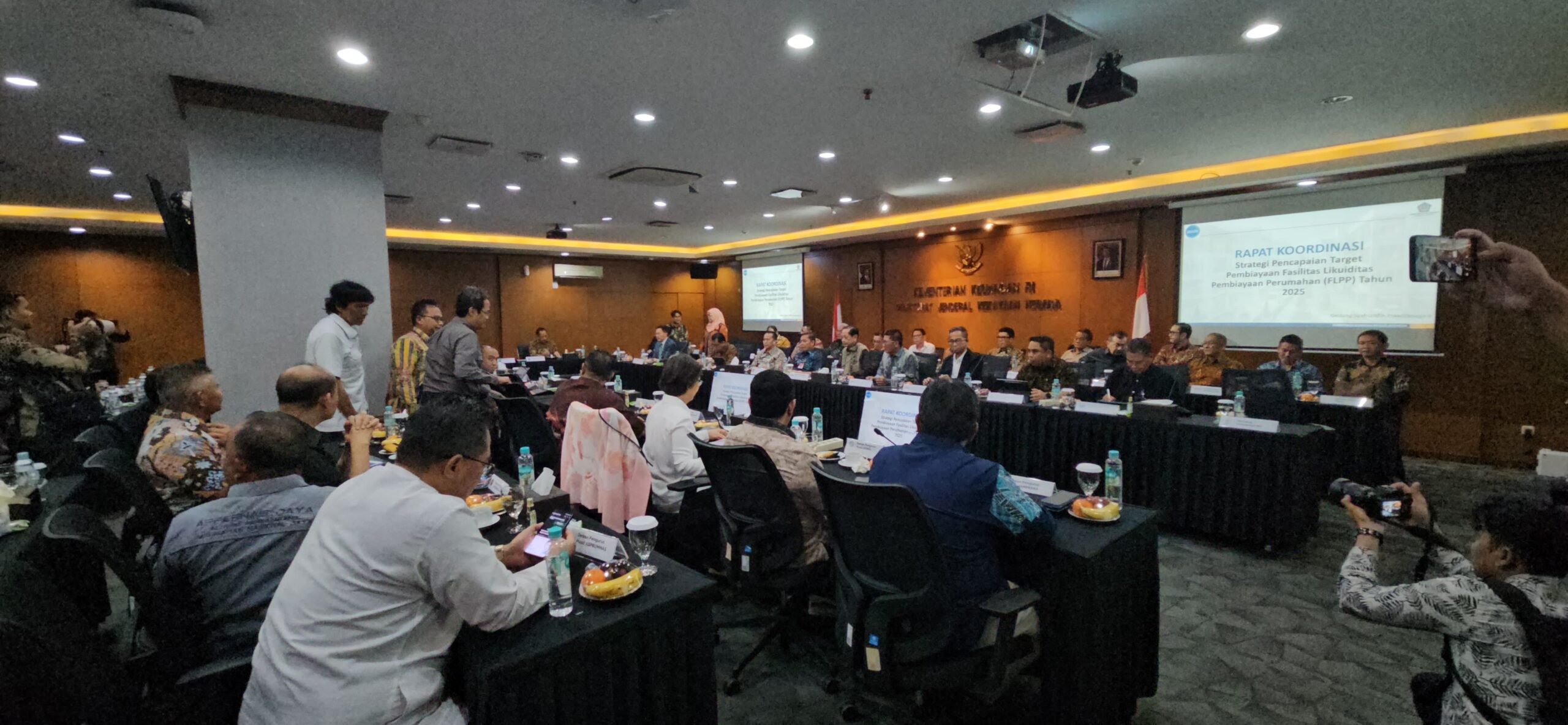 Menteri Ara saat raker dengan para Stake Holder Kemenkeu bahas program FKPP ( foto: birkom pkp/ Ristyan )