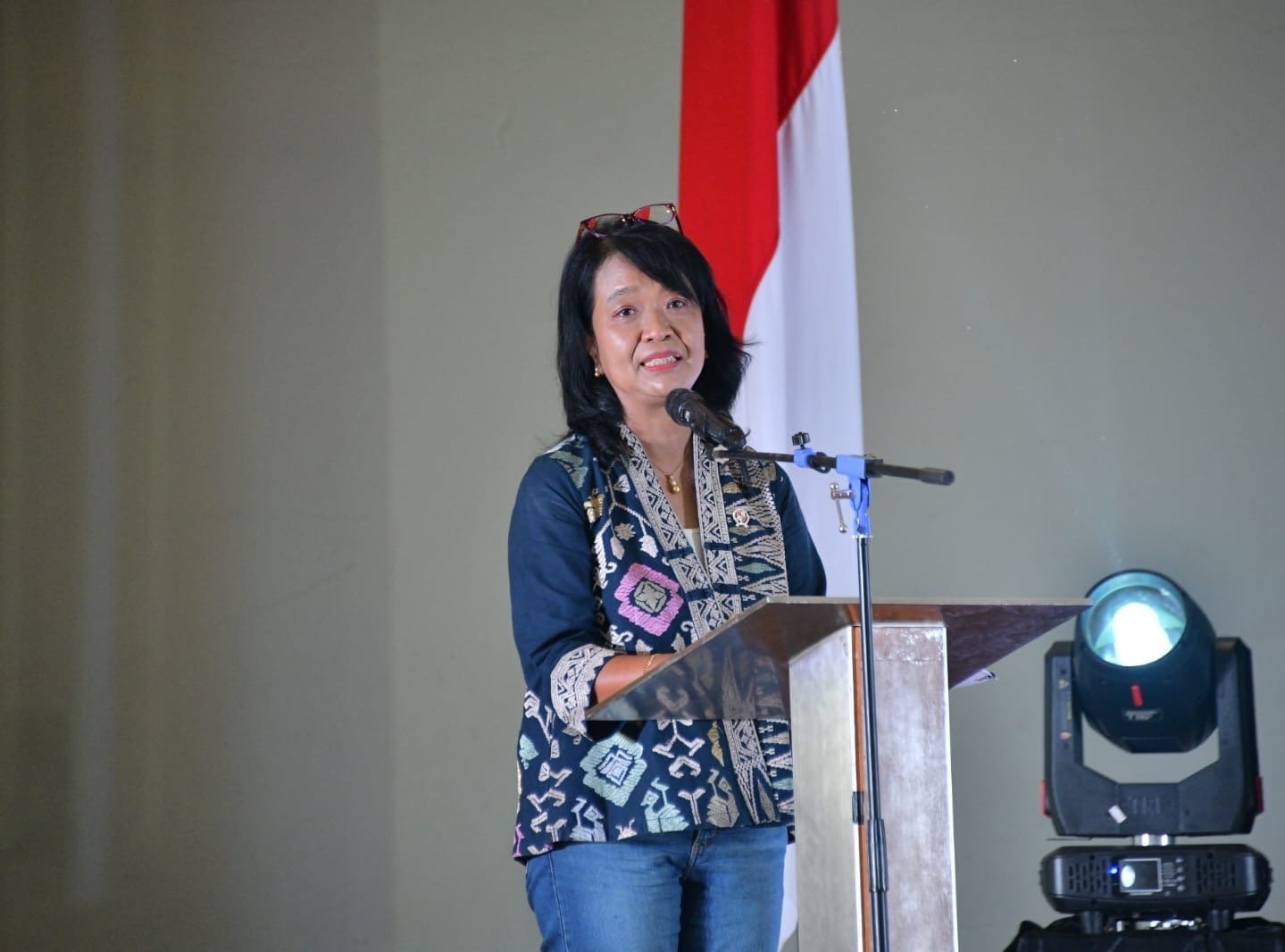 Wamen Diana saat berbicara dalam acara The 22nd Civil Engineering National Summit Universitas Indonesia (CENS-UI) di Depok, (foto: birkom pu )