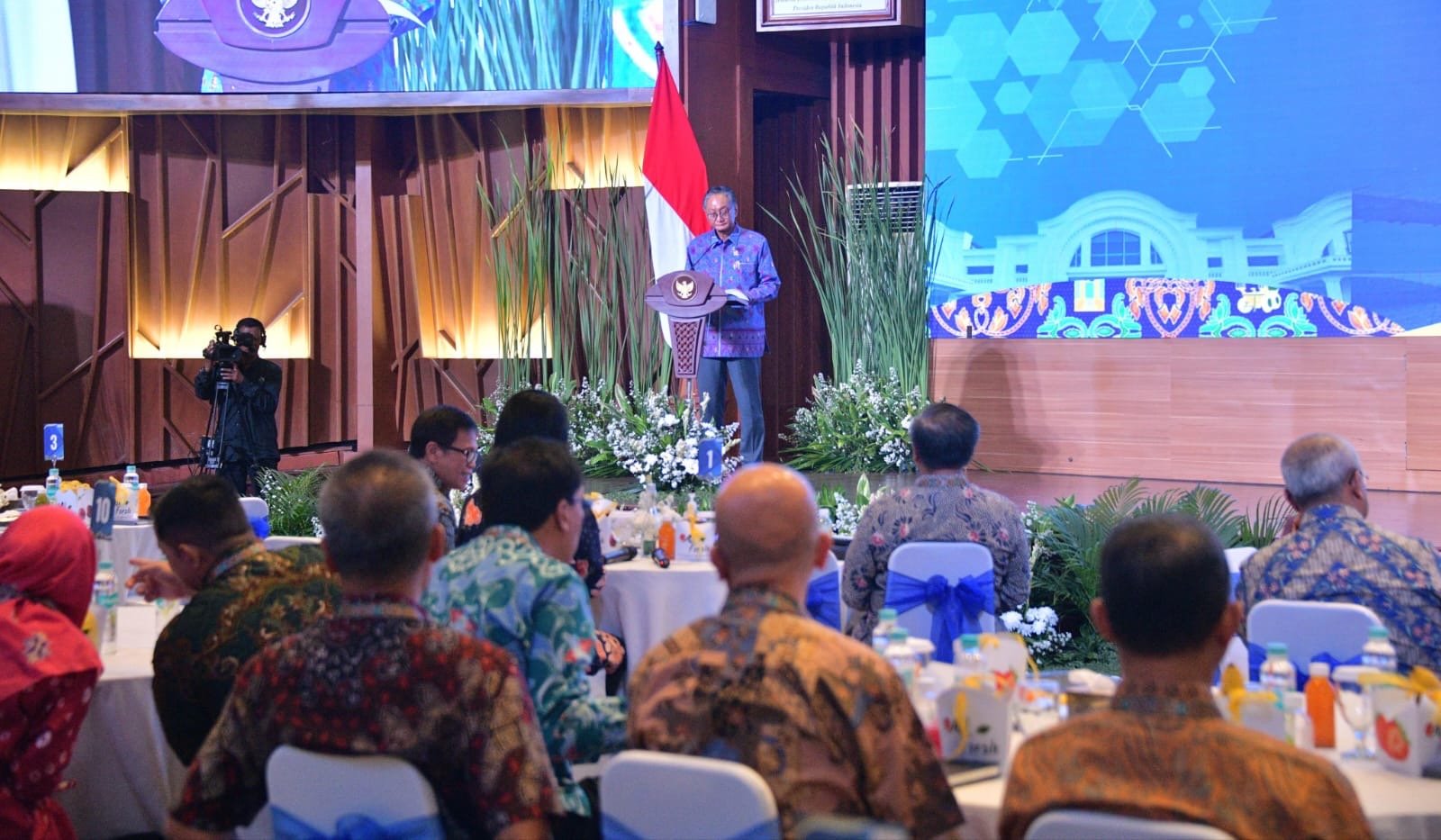 Menteri PU saat berbicara didepan para peserta Konreg PU ( foto: birkom pu)