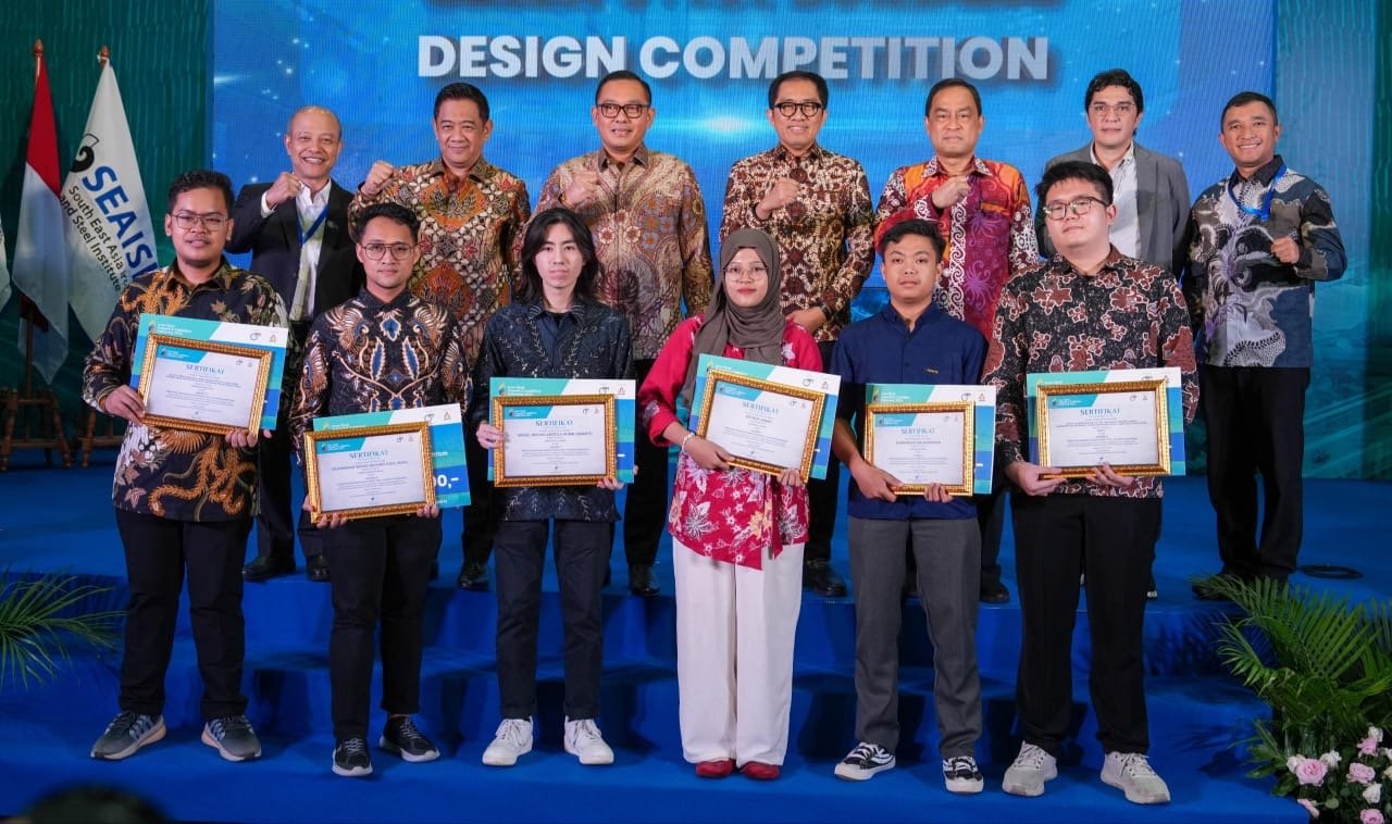Yudha Mediawan berfoto bersama dengan para peserta Iron Steel Dummit and Exbition Indonesia 2025 ( foto: birkom pu)