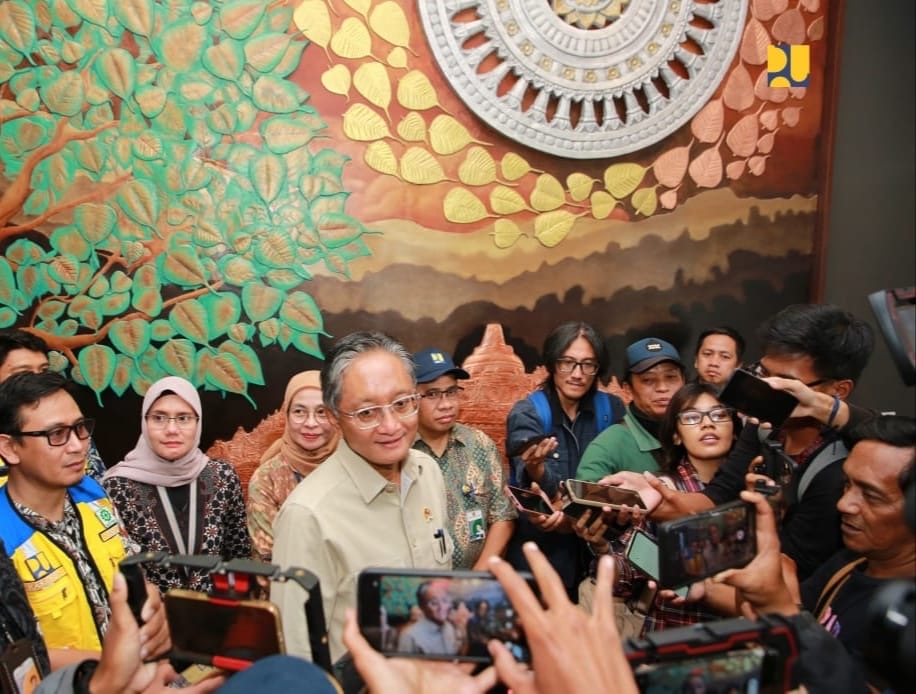 Menteri PU saat tanya jawab dengan media di kawasan Kampung Seni Kujon Borobudur Magelang ( foto : birkom pu )