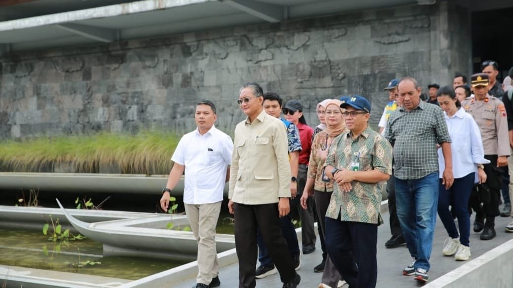 Menteri PU saat tanya jawab dengan media di kawasan Kampung Seni Kujon Borobudur Magelang ( foto : birkom pu )