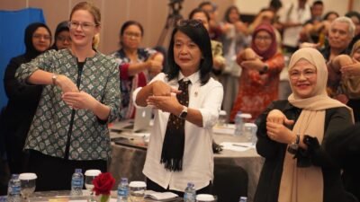 Wamen Diana saat bersama peserta nfrastruktur-Kemitraan Indonesia Australia untuk Infrastruktur (GESIT-KIAT) ( foto : birkom pu)