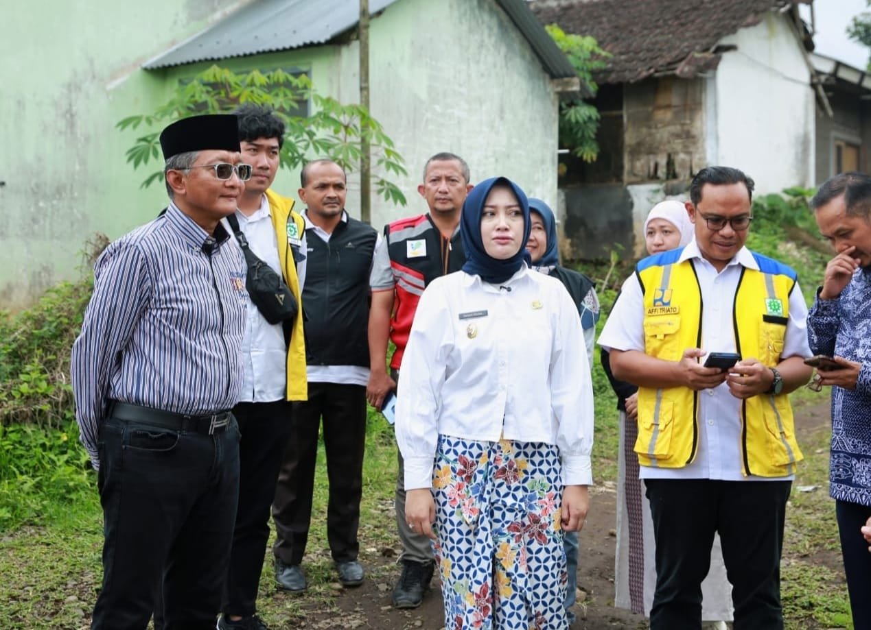 Menteri PU Dody Hanggodo didampingi Wakil BupatiTemanggung, Nadia Muna saat meninjau lahan untuk Sekolah Rakyat ( foto,: birkom pu)