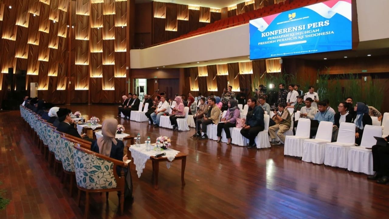 Konferensi Pers dengan media internal Kementerian PU untuk persiapan kunjungan presiden Perancis ke Indonesia ( foto: birkom pu )