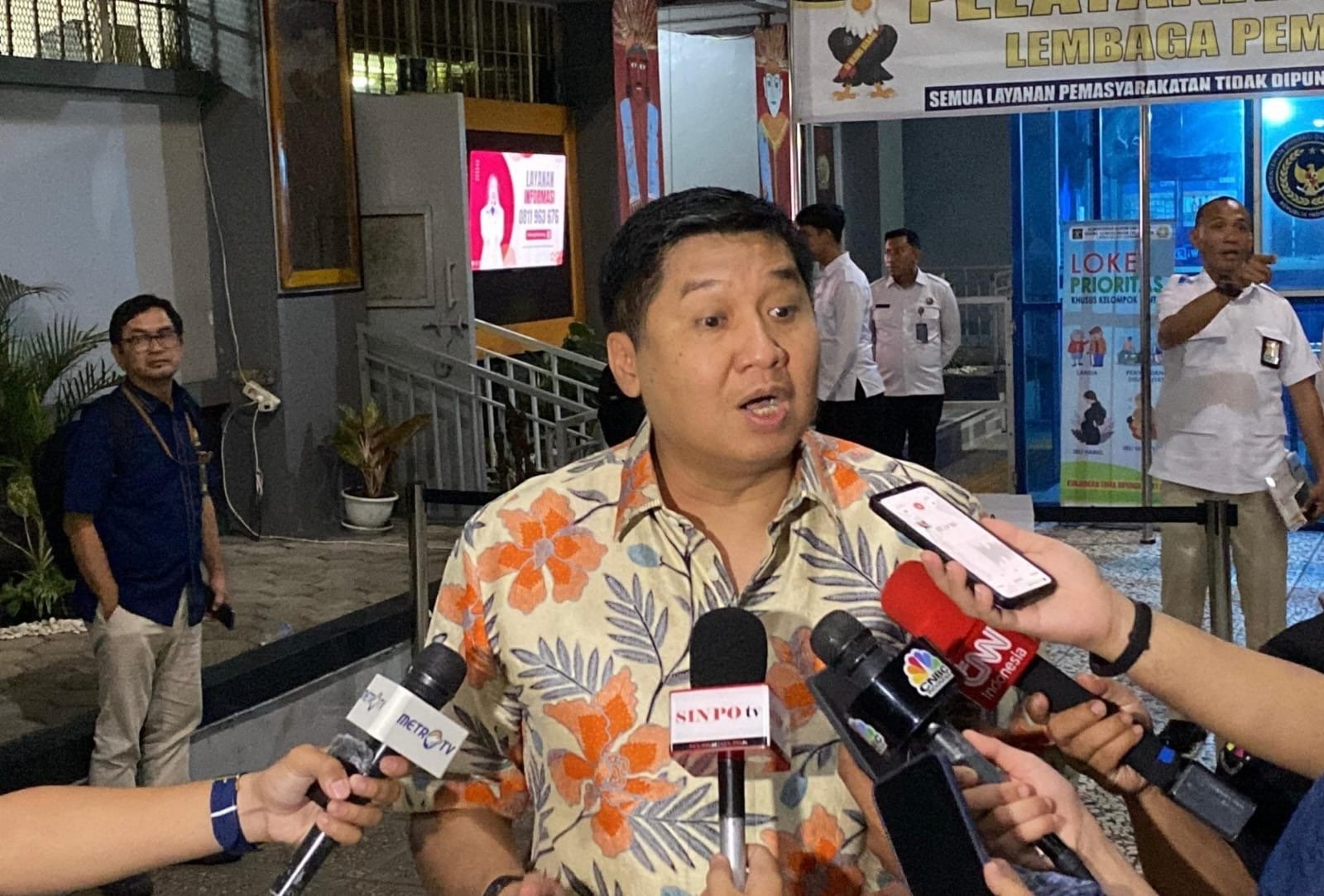 Menteri PPK Ara, usai rapat di lapas Cipinang menjawab pertanyaan sejumlah media ( foto: birkom pkp/ Ristyan )