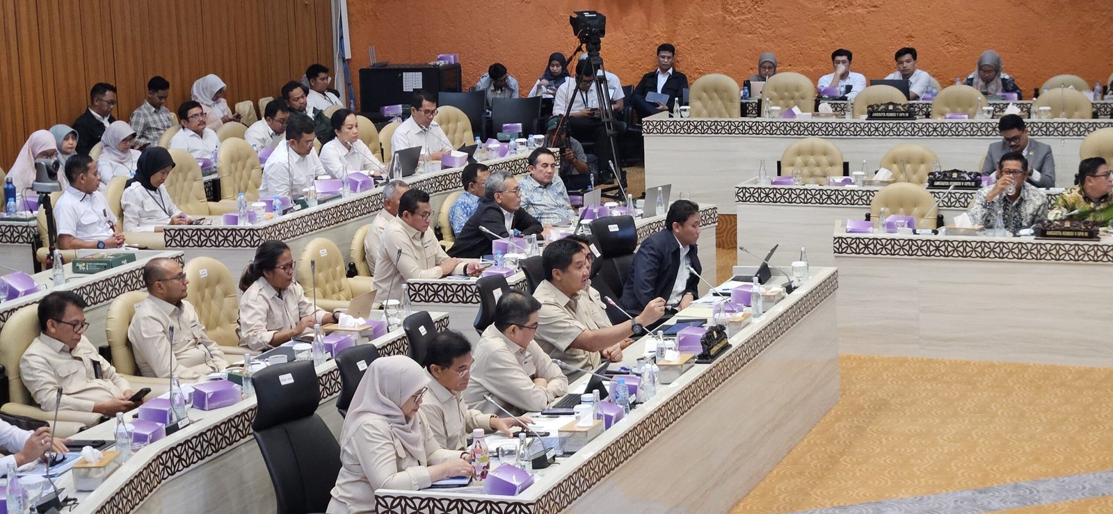 Menteri PKP saat Raker dengan Komisi V DPR-RI mengusulkan Revisi UU Perumahan ( foto: birkom pkp/ Ristyan)