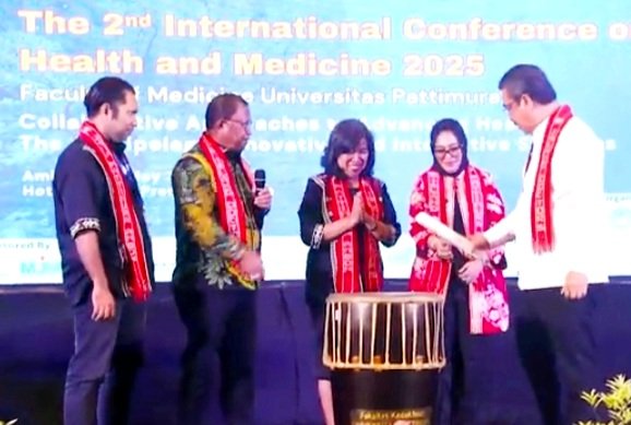 Gubernur Maluku, Hendrik Lewerissa, (paling kanan), Wakil Walikota Ambon, (dua dari kanan) Ibu Ely Toisutta, ketika membuka Konferensi Internasional ke-2 tentang Kesehatan dan Kedokteran 2025. (foto : Istimewa)