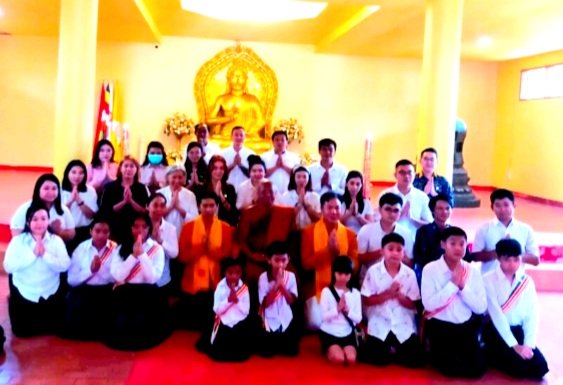 Umat Buddha di Kota Ambon usai persembahyangan memperingati Waisak 2569 Buddha Era (BE) 2025 di Vihara Swarna Giri Tirta