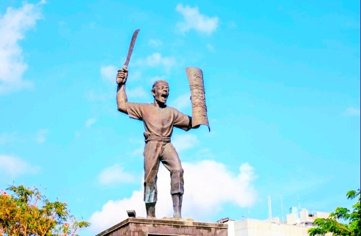 Tugu Pattimura yang terletak di Lapangan Merdeka Ambon