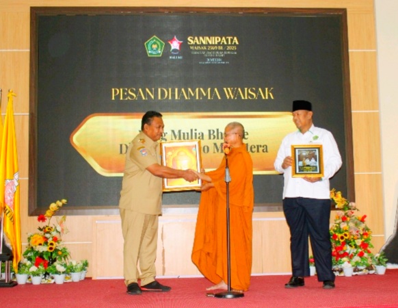 Wakil Gubernur Maluku Abdullah Vanath (kiri) Menghadiri Acara Sannipata Waisak 2569 BE/2025 Persatuan Umat Buddha Indonesia Provinsi Maluku