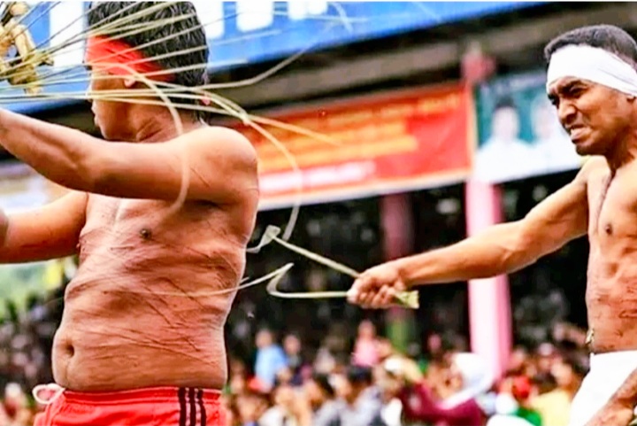 Keberanian dan Syukur, Inilah Makna di Balik Tradisi Pukul Sapu (foto : Istimewa)