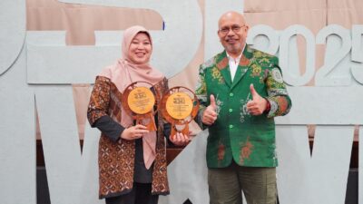 Corporate Communication & Community Development Group Head Jasa Marga, Lisye Octaviana saat menerima penghargaan dari La Tofi School of Social Responsibility (foto: jasamarga )