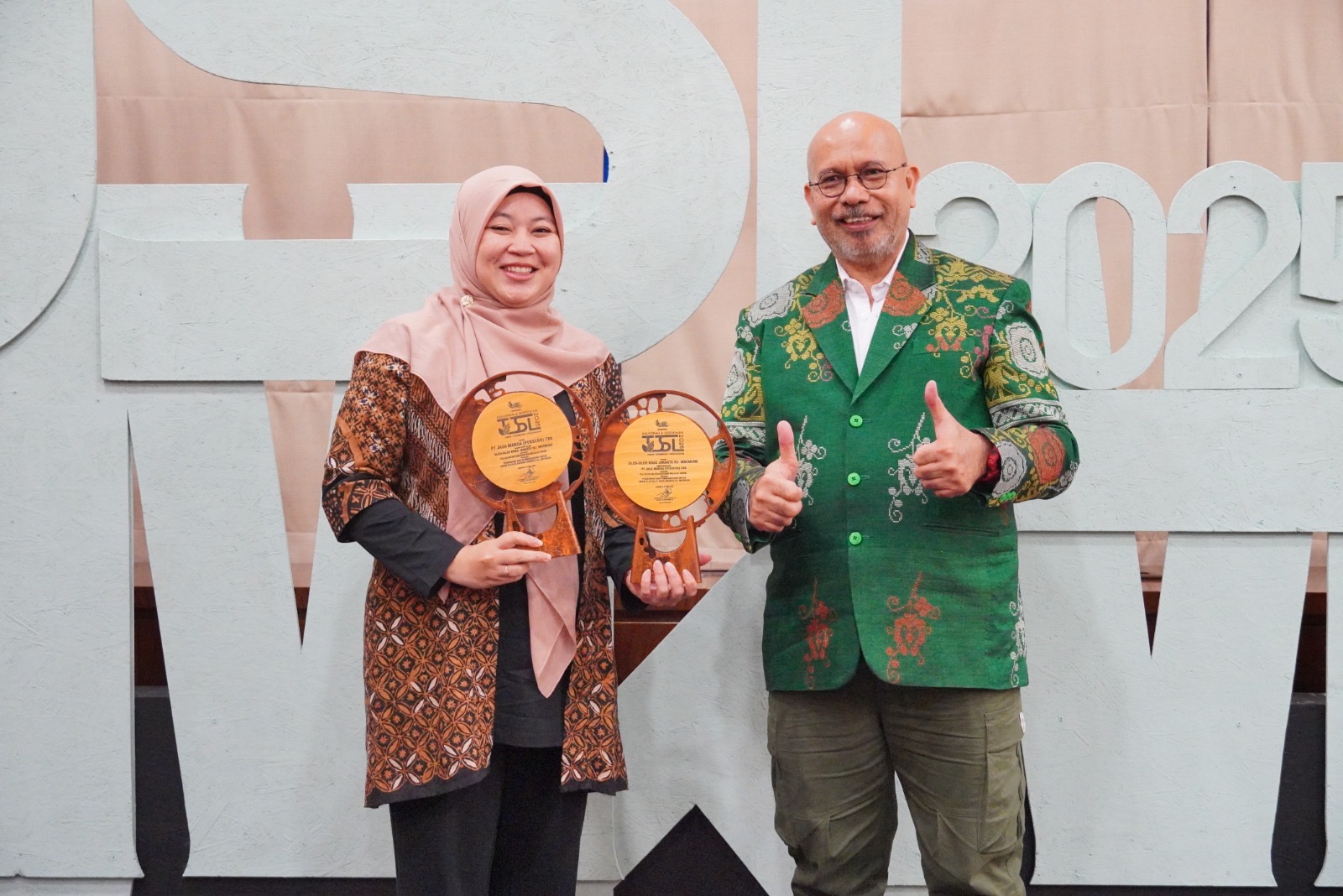 Corporate Communication & Community Development Group Head Jasa Marga, Lisye Octaviana saat menerima penghargaan dari La Tofi School of Social Responsibility (foto: jasamarga )