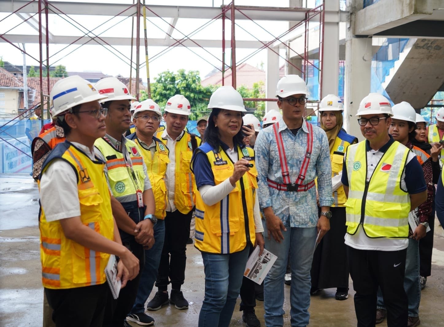 Wamen Diana saat meninjau Pasar Terban Yogyakarta yang merupakan pasar pemotongan ayam terbesar dan modern di Yogyakarta ( foto: birkom pu)