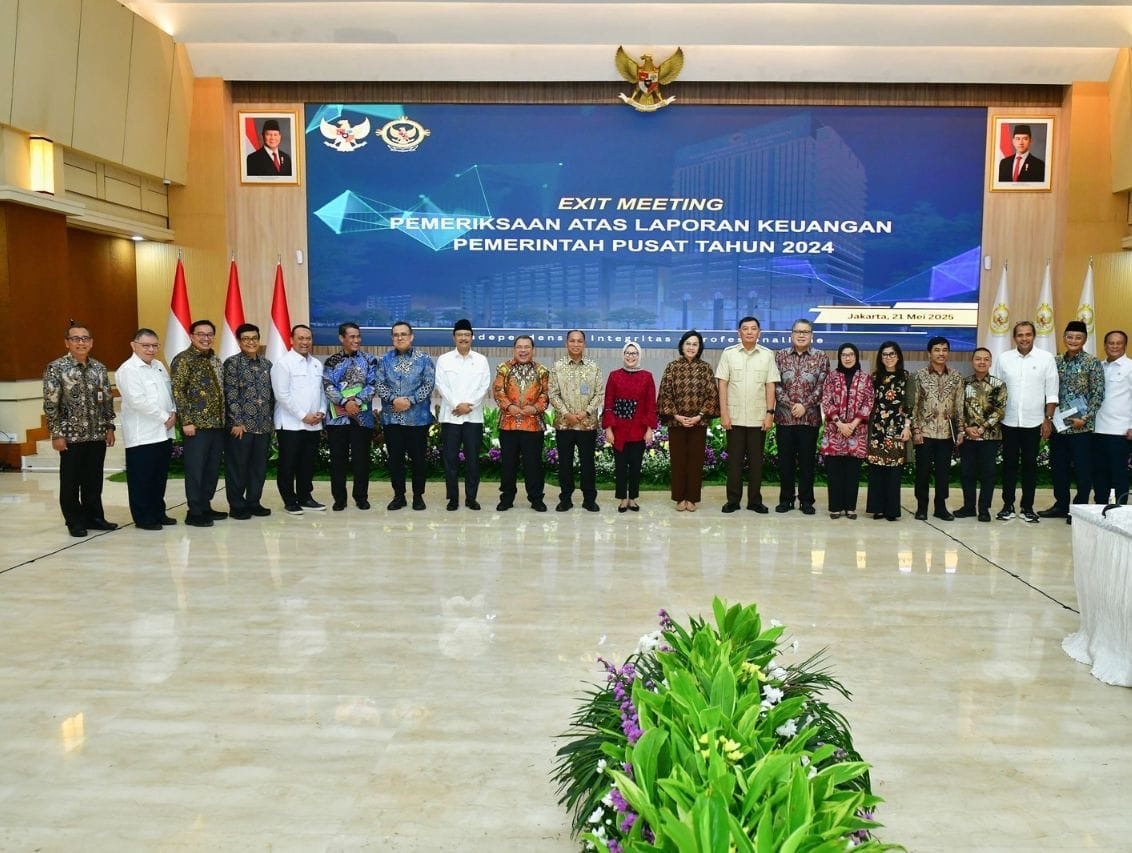 Menteri PU berfoto bersama dengan peserta Exit Meetimg BPK ( foto: birkom PU)