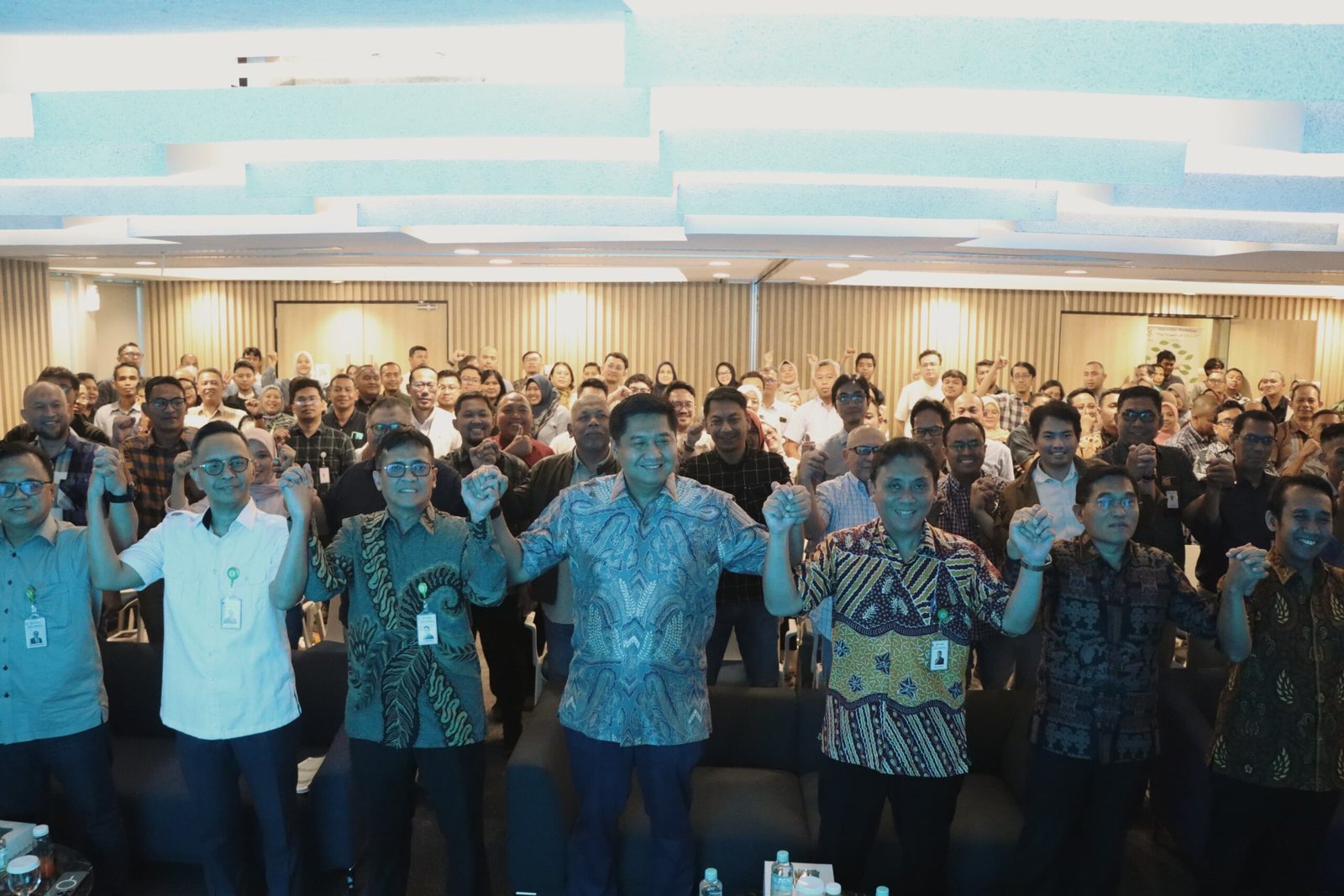 Menteri Ara  saat berfoto bersama dengan BP Tapera dan Stake Holder terkait ( foto: birkom pkp/ Ristyan )