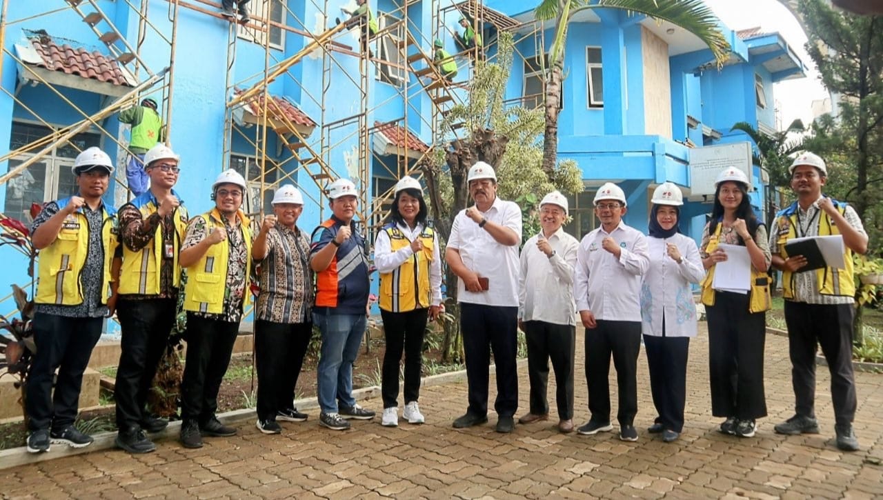 Wamen Diana berfoto bersama dan membelakangi sekolah untuk rakyat yang sedang di renovasi ( foto: birkom pu)