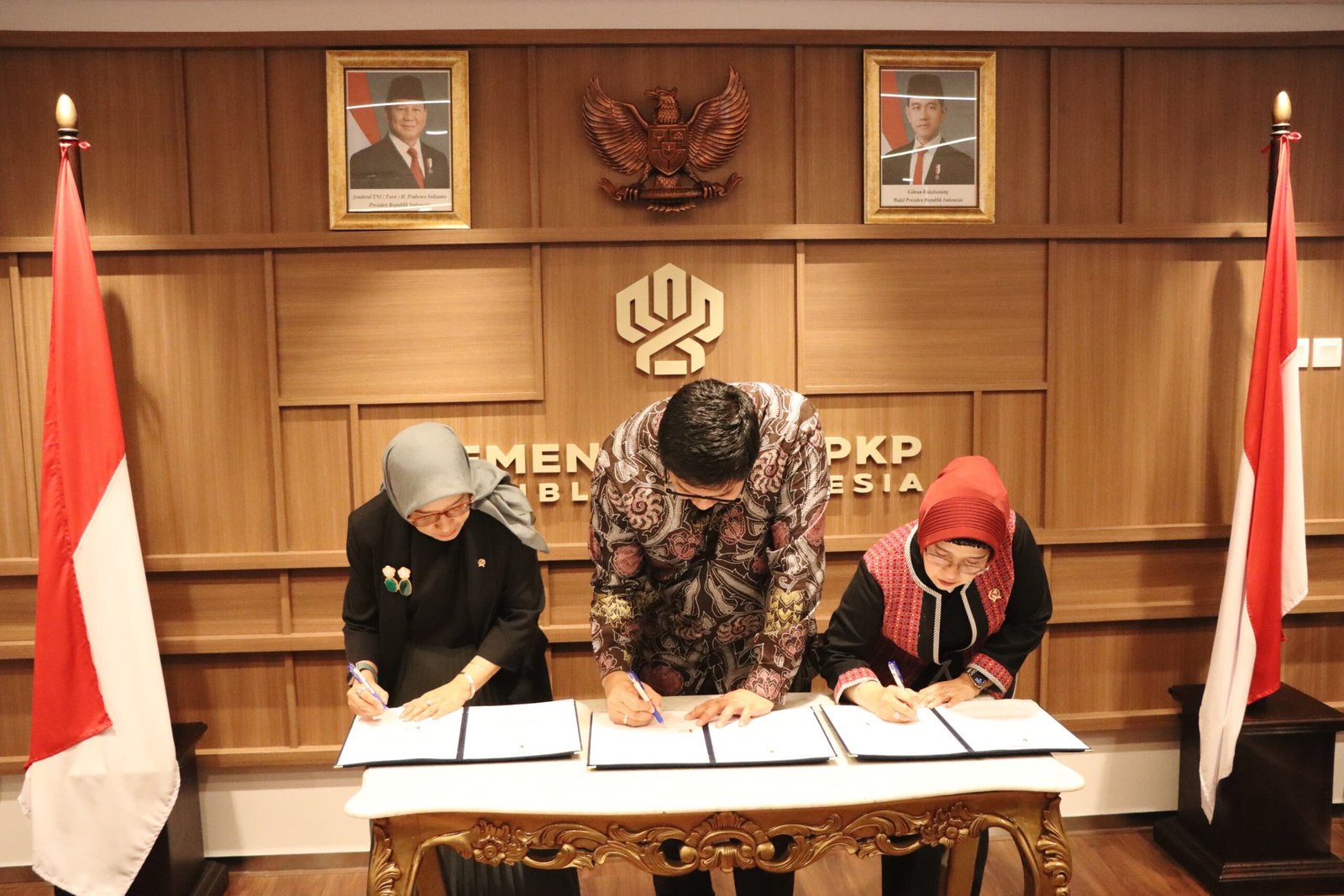 Menteri Ara saat teken MoU dengan Kementerian PAN-RB dan BPS ( foto: birkom pkp / Ristyan )