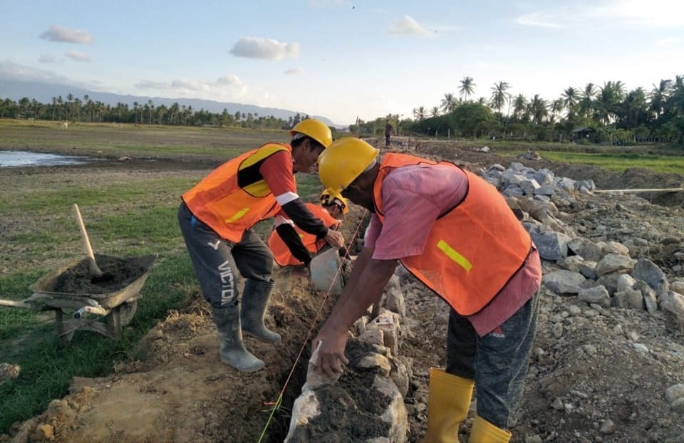 Program Cipta Kerja Kementerian PU dikerjakan oleh masyarakat sekitar ( foto: birkom pu)