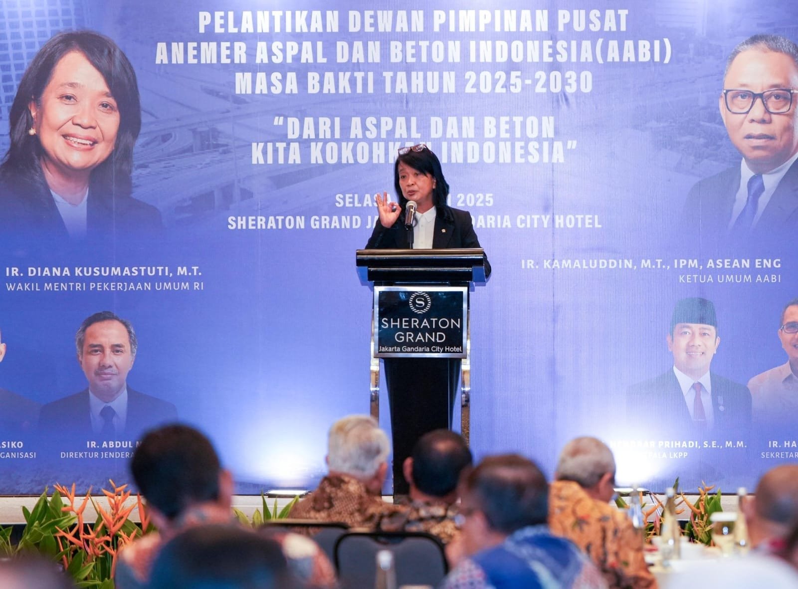 Wamen Diana saat menghadiri pelantikan Dewan Pimpinan Pusat Anamer Aspal dan Beton Indonesia (AABI) 2025-2030 (foto :birkom PU)