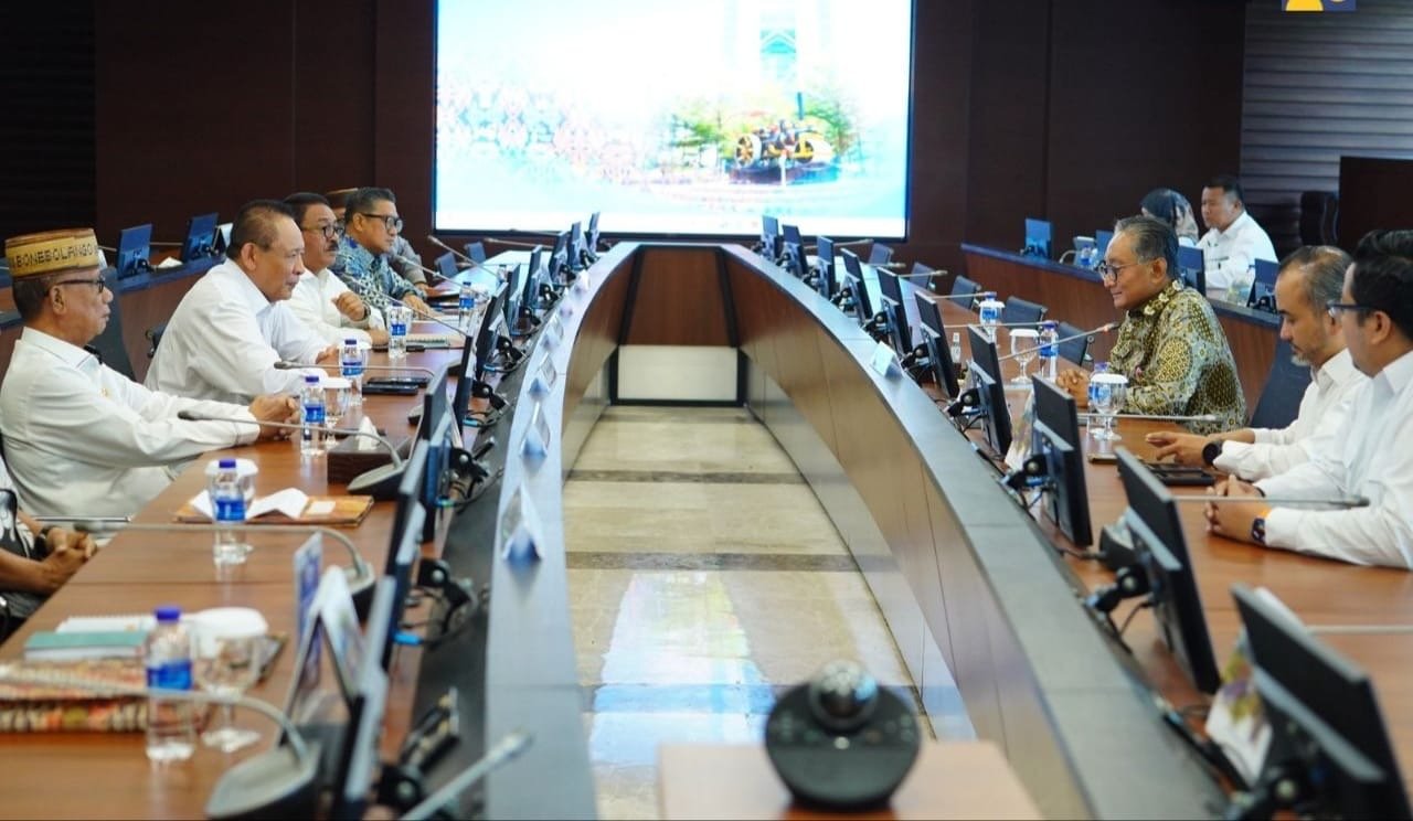 Gubernur Gorontalo mengusulkan pembangunan infrastruktur dasar dan konektifitas di wilayahnya ( foto: birkom pu)