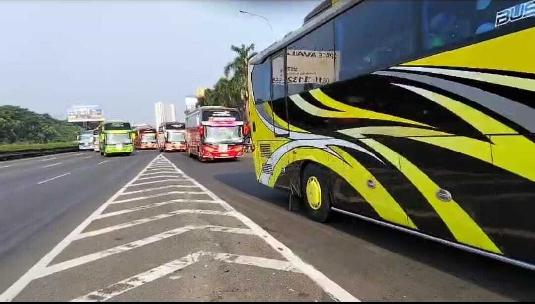Iring-iringan bus yg dipenuhi buruh untuk menghadiri peringatan Hari Buruh Internasional ( Mayday ) di Tol Cikampek menuju Jakarta ( foto: tangkapan layar video Jasamarga )