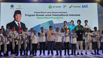 Menteri PKP Serahkan 100 Kunci Rumah Subsidi Untuk Buruh Di Hari Buruh Internasional " Mayday ( foto: birkom pkp/ Ristyan )