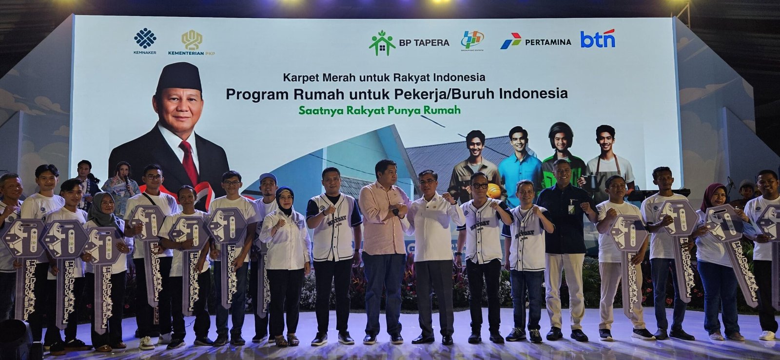 Menteri PKP Serahkan 100 Kunci Rumah Subsidi Untuk Buruh Di Hari Buruh Internasional " Mayday ( foto: birkom pkp/ Ristyan )