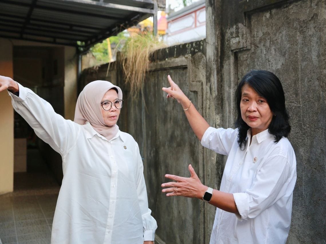 Wamen Diana ( kanan ) bersama Sesdirjen Prasarana Strategis Kementerian PU Essy Asiah ( foto: birkom pu)