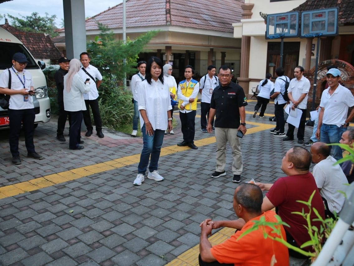 Wakil Menteri Pekerjaan Umum (PU) Diana Kusumastuti saat melakukan peninjauan langsung ke rencana lokasi Sekolah Rakyat di Sentra Mahatmiya, Kabupaten Tabanan, Provinsi Bali ( foto: birkom pu)