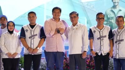 Menteri Ara berfoto bersama para Buruh di Hari Buruh Internasional " Mayday" saat penyerahan rumah subsidi untuk Buruh ( foti: birkom pkp/ Ristyan)