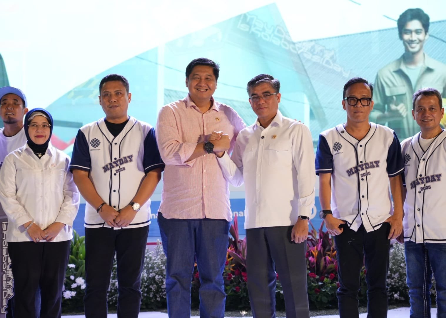 Menteri Ara berfoto bersama para Buruh di Hari Buruh Internasional " Mayday" saat penyerahan rumah subsidi untuk Buruh ( foti: birkom pkp/ Ristyan)