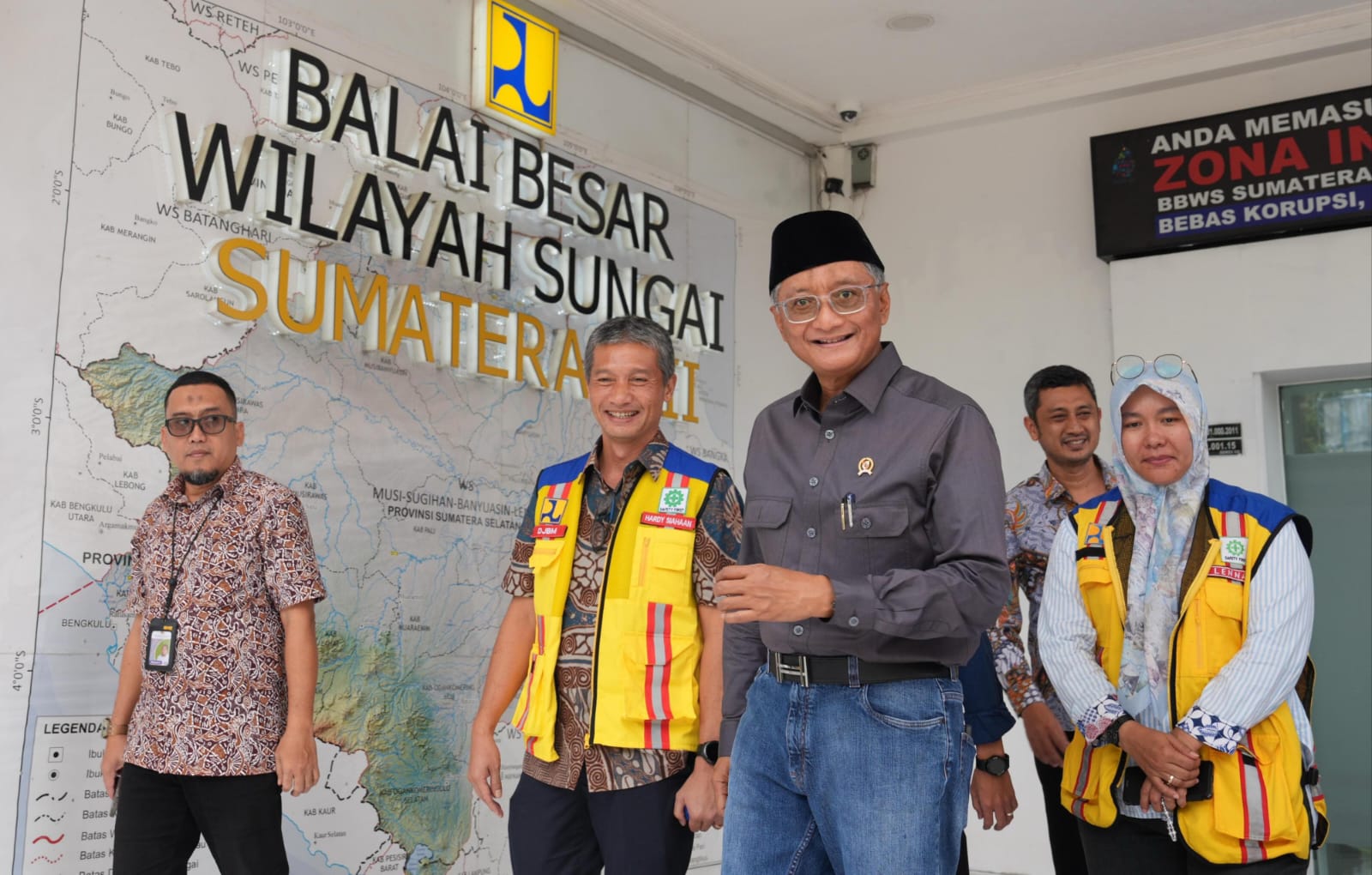 Menteri Dody mengapresiasi pembangunan Command Center BBWS Sumatera VIII ini. " bagus sebagai early warning system bagi semua pihak" ( foto: birkom pu)