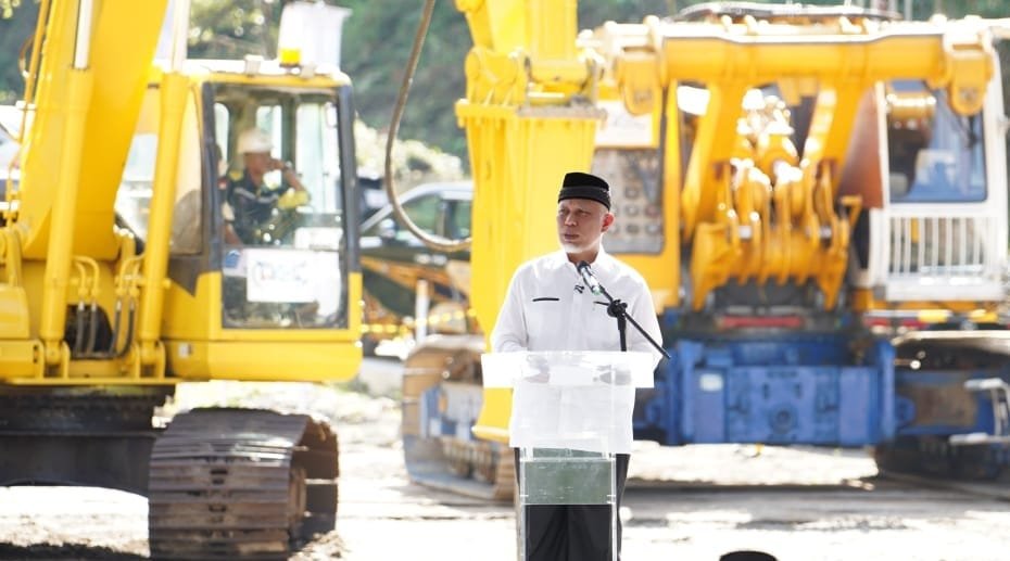 Menteri PU saat kata sambutan dalam acara Ground Breaking Fly Over Panorama 1 Padang ( foto: birkom pu )