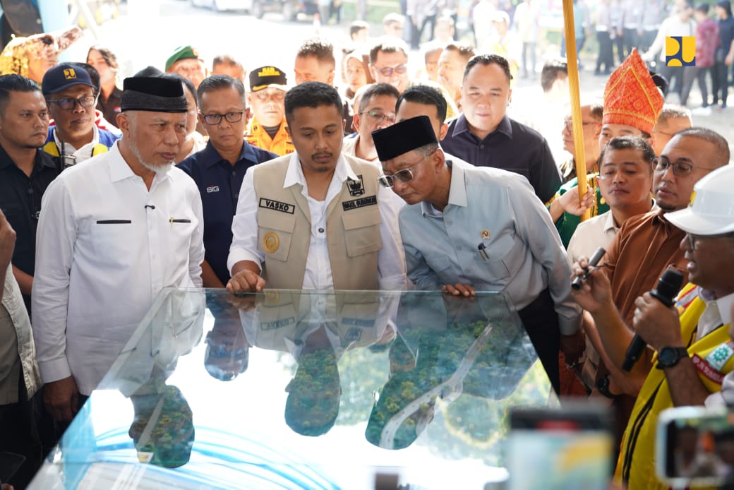 Menteri PU saat melihat maket rencana pembangunan Flyover Panorama (Sitinjak Lauik Padang Sumbar ( foto: birkom pu)