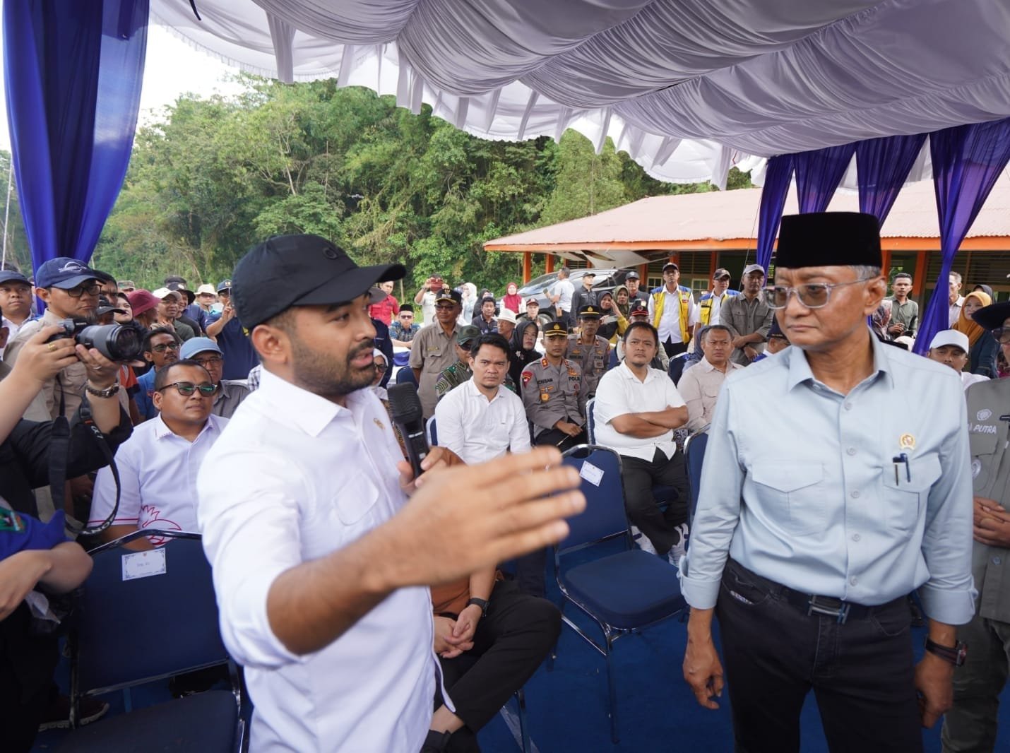 Menteri PU saat meninjau lokasi rencana pembangunan Sabo Dam yang berada di Daerah Aliran Sungai (DAS) Anai di Kabupaten Tanah Datar, Sumatera Barat. ( foto: birkom pu)