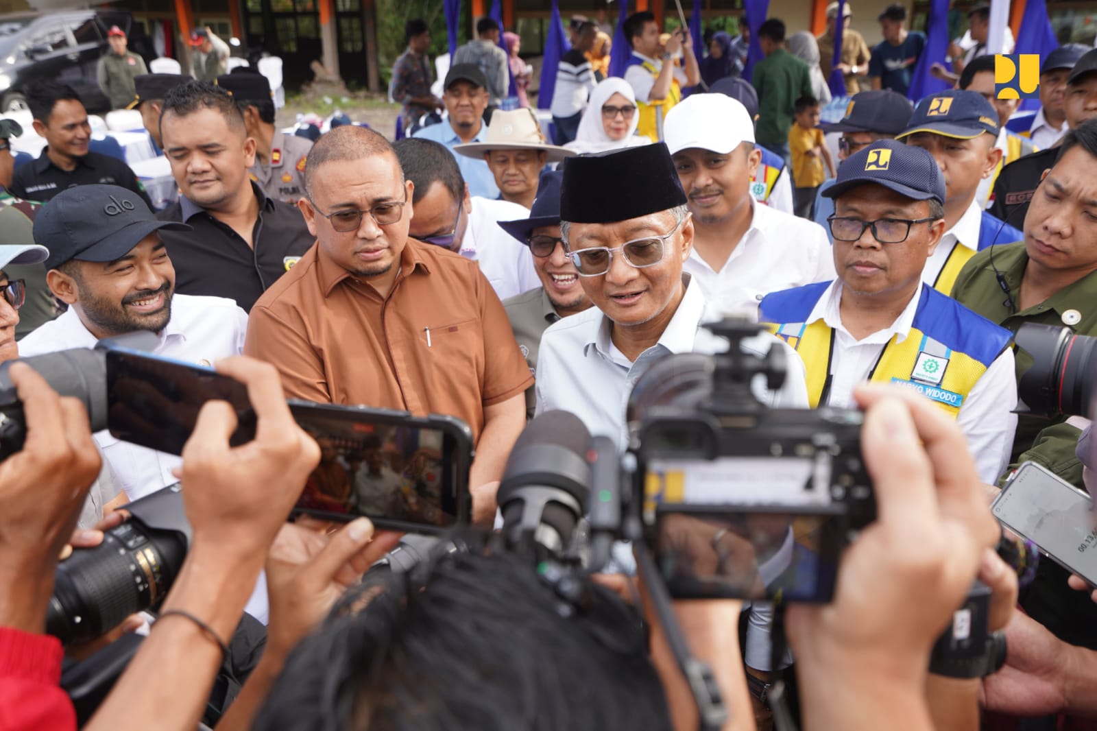Menteri PU saat menjawab pertanyaan media tentang rencana pembangunan 9 Sabo Dam Gunung Merapi Sumbar ( foto: birkom pu