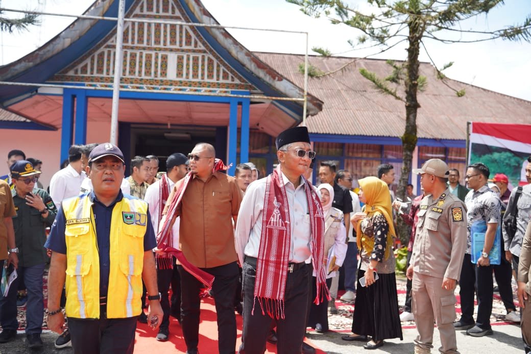 Menteri PU saat meninjau lokasi usulan pembangunan Sekolah Rakyat di Kecamatan Gunung Talang, Kabupaten Solok, Sumatera Barat ( foto: birkom pu)