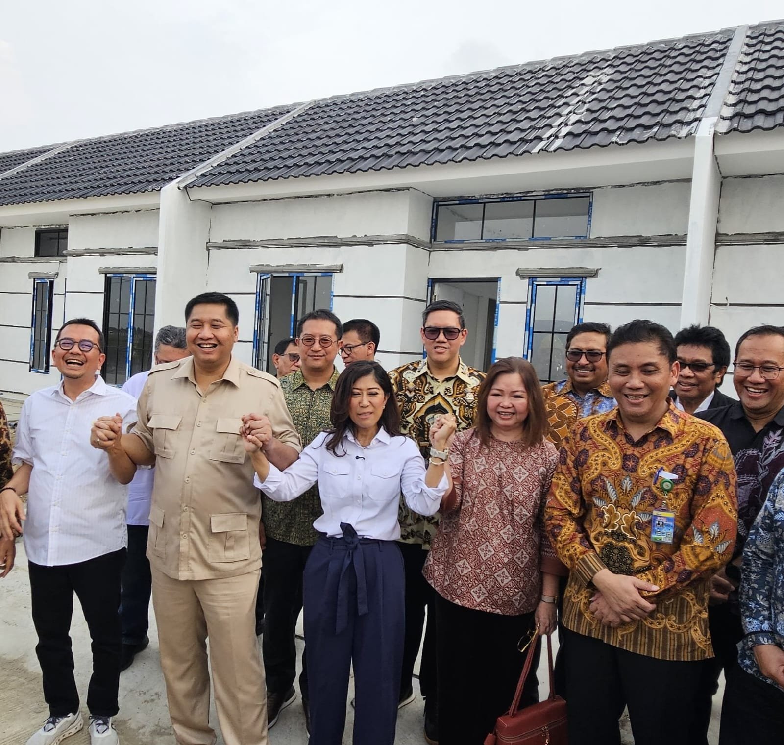 Menteri Ara dan Menkomdigi saat meninjau rumah subsidi untuk wartawan di Cibitung ( foto:/birkom pkp/ Ristyan )
