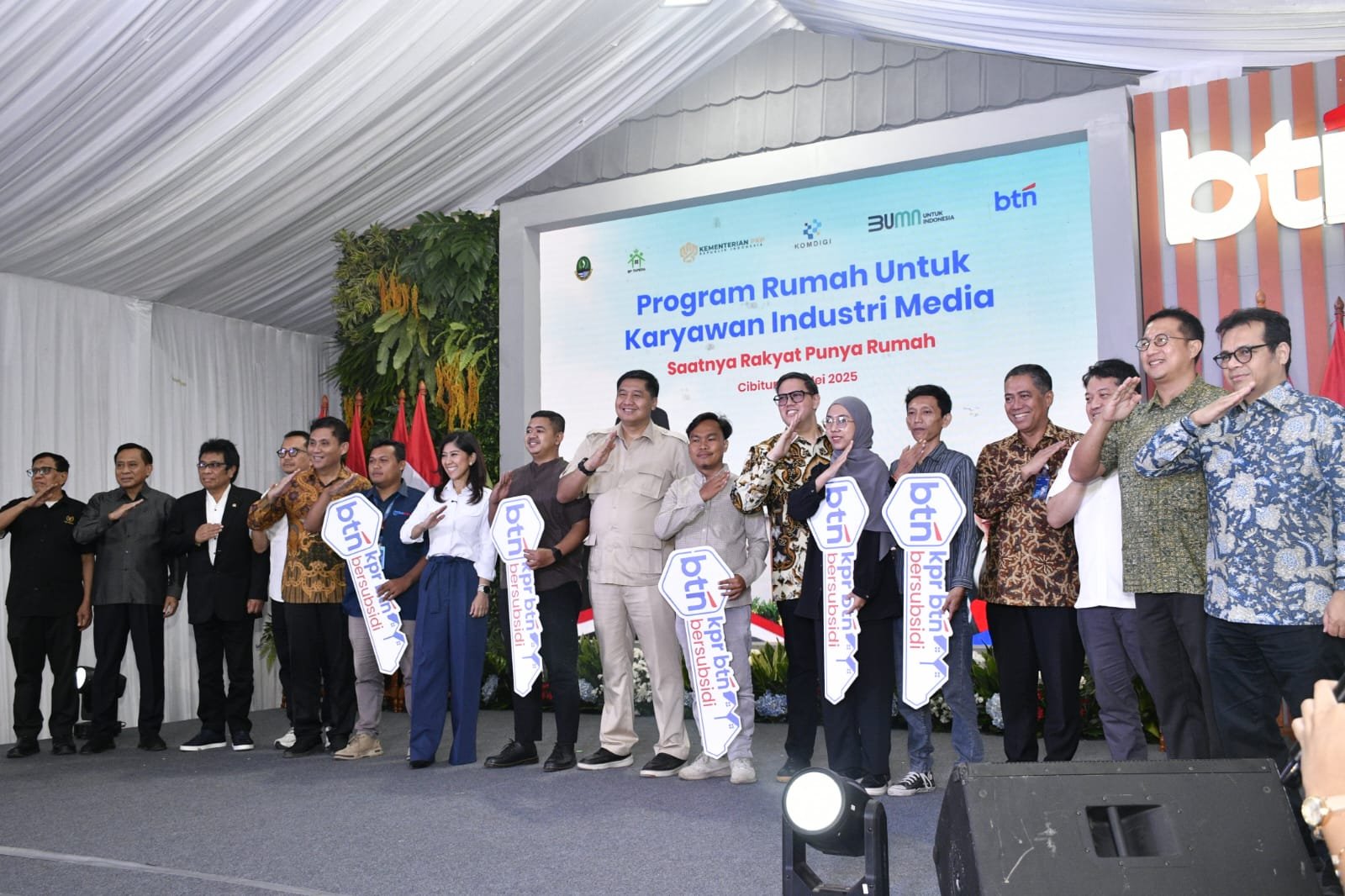 Menteri Ara dan Menteri Komdigi berpose bersama usai penyerahan kunci rumah untuk wartawan ( birkom pkp/ Ristyan)