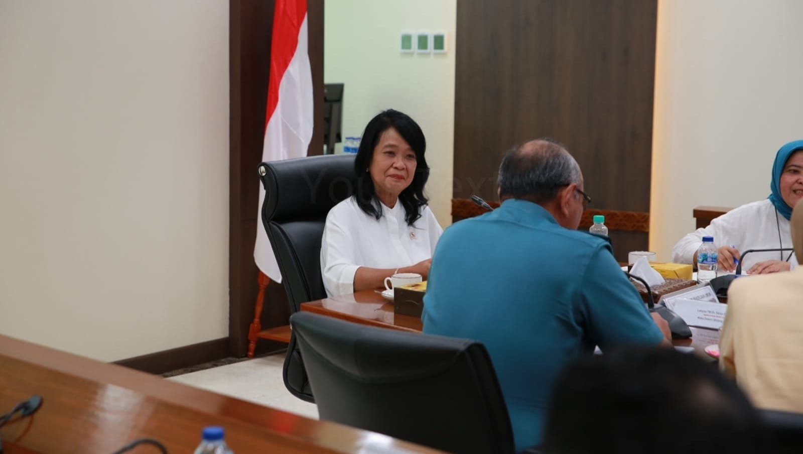 Wamen Diana saat memimpin rapat kordinasi ESCOURSE dgn Kemenhan dan Unhan ( foto: birkom pu)