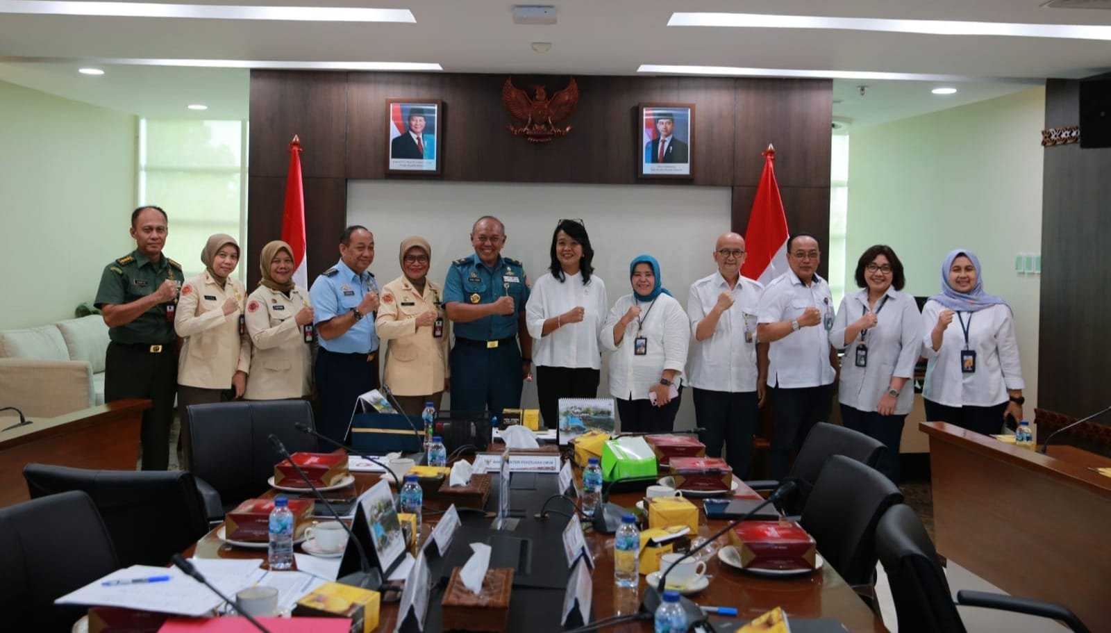 Wamen Diana berfoto bersama  dengan  peserta ESCOURSE ( foto: birkom pu)