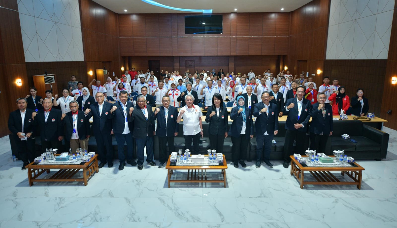 Wamen Diana berfoto bersama Pengurus dan anggota peserta Raker Pergatsi ( foto : birkom pu)