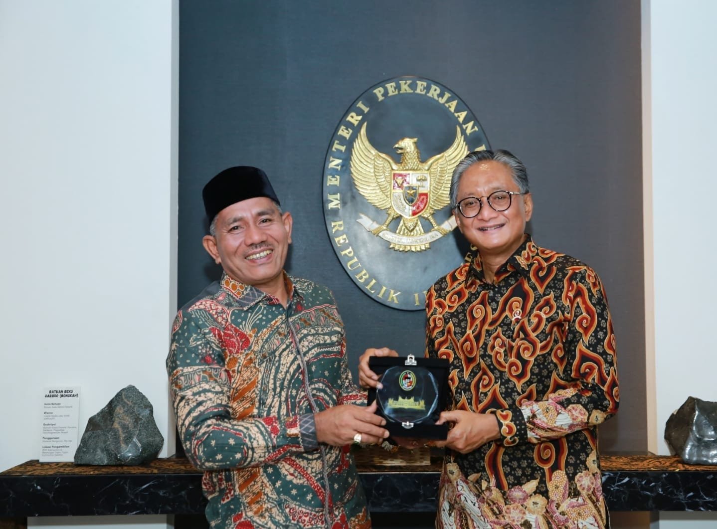 Menteri PU saat menerima Bupati 50 kota untuk ajak bangun Sekolah Rakyat di Kabupaten nya ( foto : birkom pu)